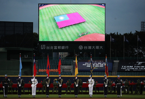 台灣職棒歡呼聲外媒稱羨 巨幅國旗登國際版面