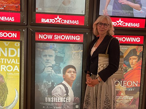 2022年3月31日,《沉默呼聲》在紐西蘭奧克蘭Newmarket 的Rialto 電影院首映。編織手袋的私營業主Jacky Mclaren 觀看了影片,感慨所有參與影片製作的人是真正的英雄。(張蕙琳/大紀元)