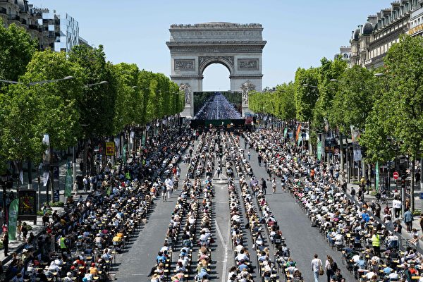 五千人巴黎香榭麗舍大道上聽寫比賽 被列健力士世界紀錄