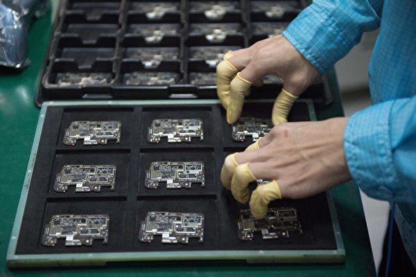 美國收緊晶片對華出口，引發關注。圖為2017年5月8日，中國廣東省東莞市的一家工廠的工人正在檢查晶片元件電路。（Nicolas Asfouri/AFP via Getty Images）