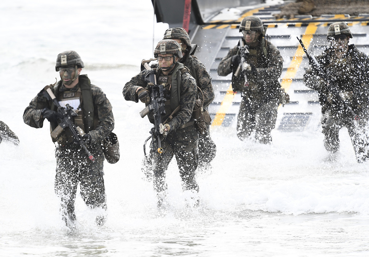 圖為美國海軍陸戰隊員訓練時的情景。（Ian Hitchcock/Getty Images）