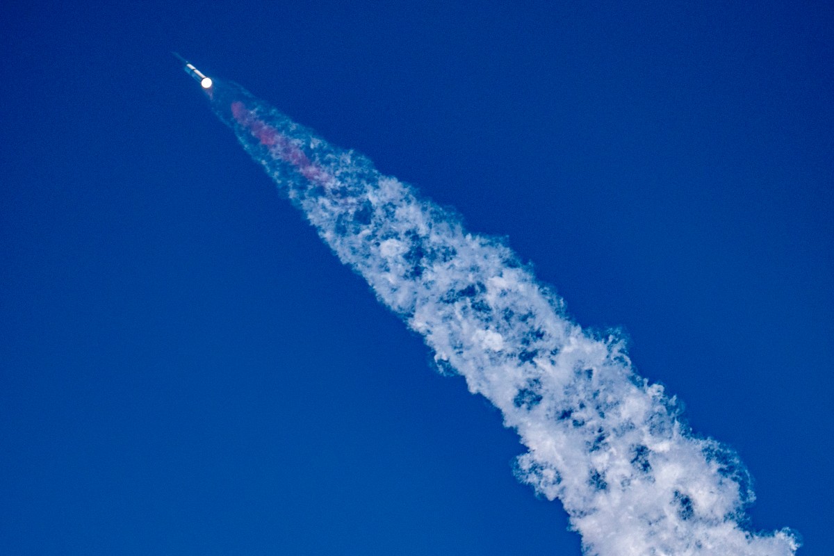 2025年5月27日,從南帕德里島(South Padre Island)可以看到SpaceX星際飛船火箭從德州星際基地發射升空。(Sergio flores/AFP)