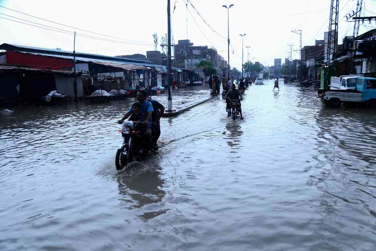 2025年6月27日,巴基斯坦信德省海得拉巴市(Hyderabad)遭暴雨襲擊,引發嚴重水浸。(Jan Ali Laghari/Middle East Images/AFP via Getty Images)