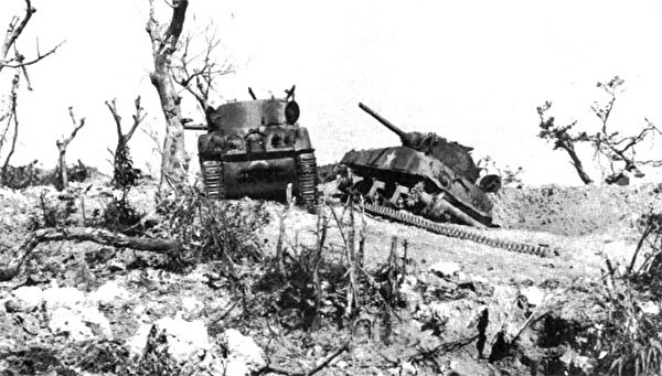1945年4月20日，美軍兩輛中型坦克在沖繩戰役中被擊毀。（公有領域）