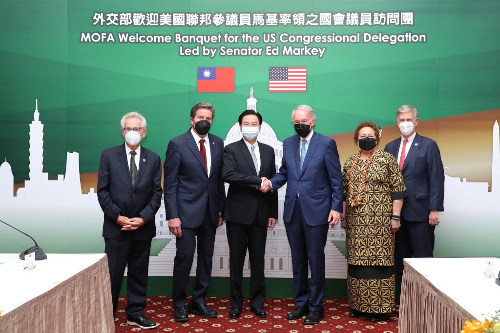 2022年8月15日，率團訪問台灣的美國參議員馬基（右三）與台灣外交部長吳釗燮（左三）握手。（Handout/MINISTRY OF FOREIGN AFFAIRS/AFP）