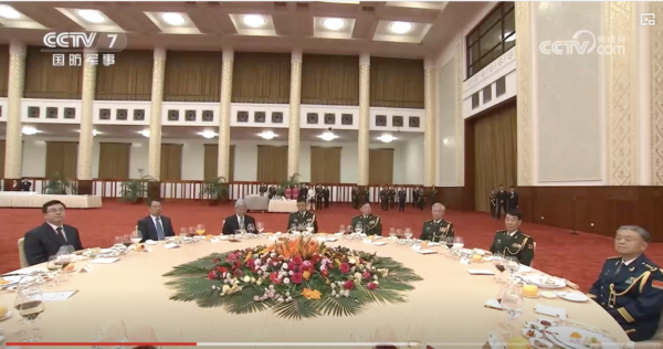 2025年7月31日中共國防部招待晚會,退役上將劉源(右二)坐在大桌。(影片截圖)