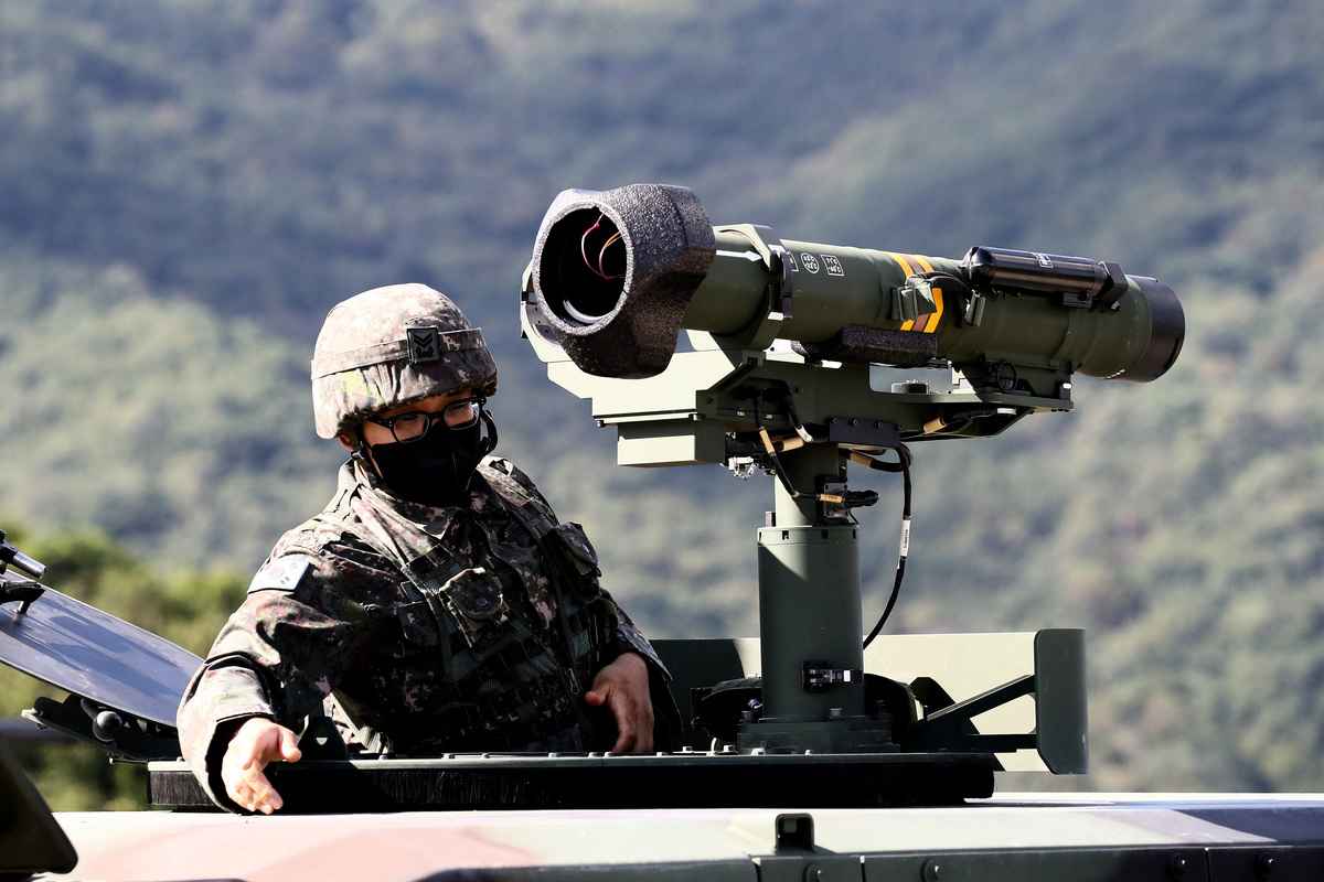 2022年9月20日，南韓抱川市（Pocheon），南韓防務展（DX Korea 2022）前，一名陸軍士兵參加實彈演習。（Chung Sung-Jun/Getty Images）