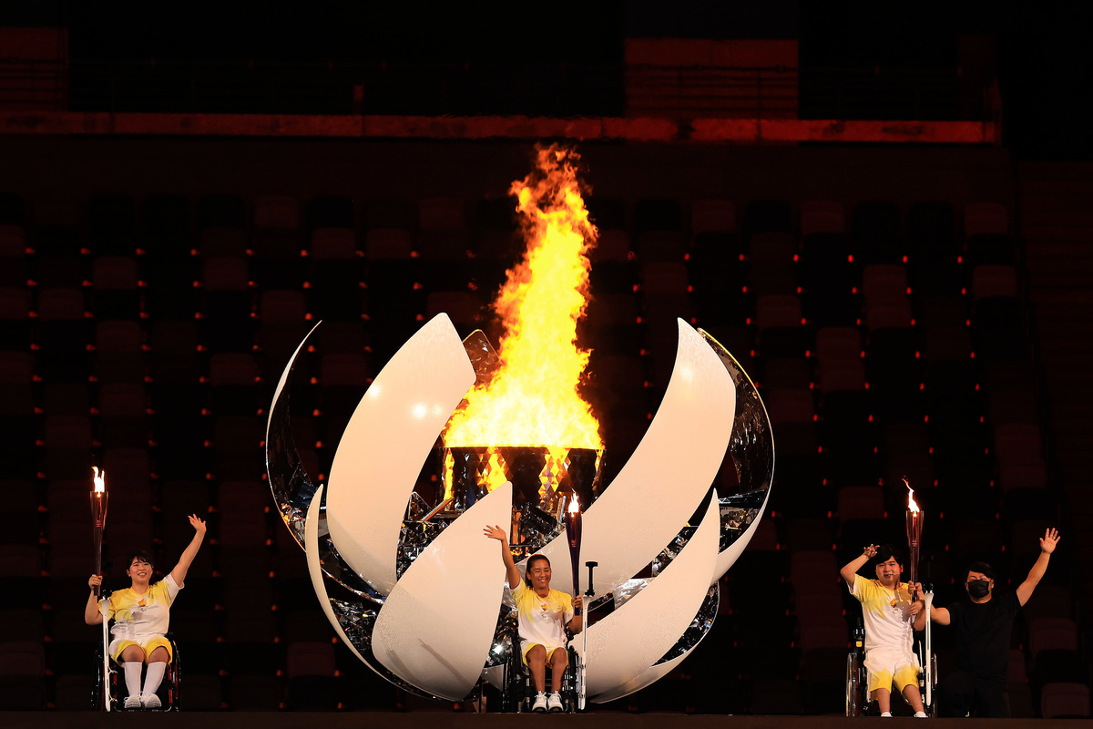 2021年8月24日晚，第十六屆夏季殘疾人奧林匹克運動會在日本東京正式揭幕。三位日本殘奧會運動員共同點燃了火炬。（Buda Mendes/Getty Images）