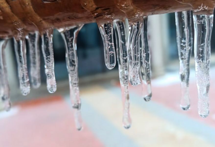 武漢大橋墜落冰凌比磚頭大 眾多車頂被砸爛