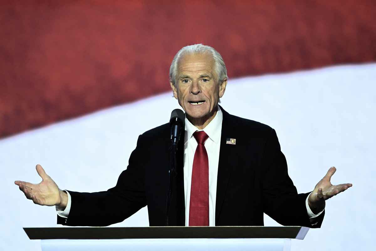 圖為2024年7月17日,納瓦羅在威斯康辛州舉行的共和黨全國大會上講話。(Andrew Caballero-Reynolds/AFP)