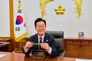 李在明訪華前晒白宮鑰匙：望韓美同盟穩固