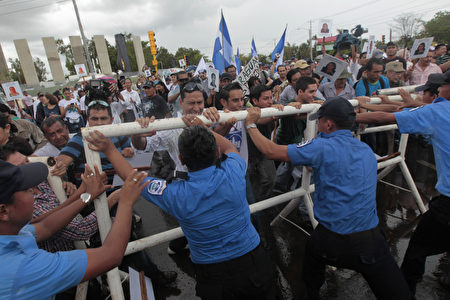 圖為2013年6月13日，因開鑿尼加拉瓜運河可能引發環境災難，尼加拉瓜環保人士在國民議會前群聚抗議。（Inti Ocon/AFP）