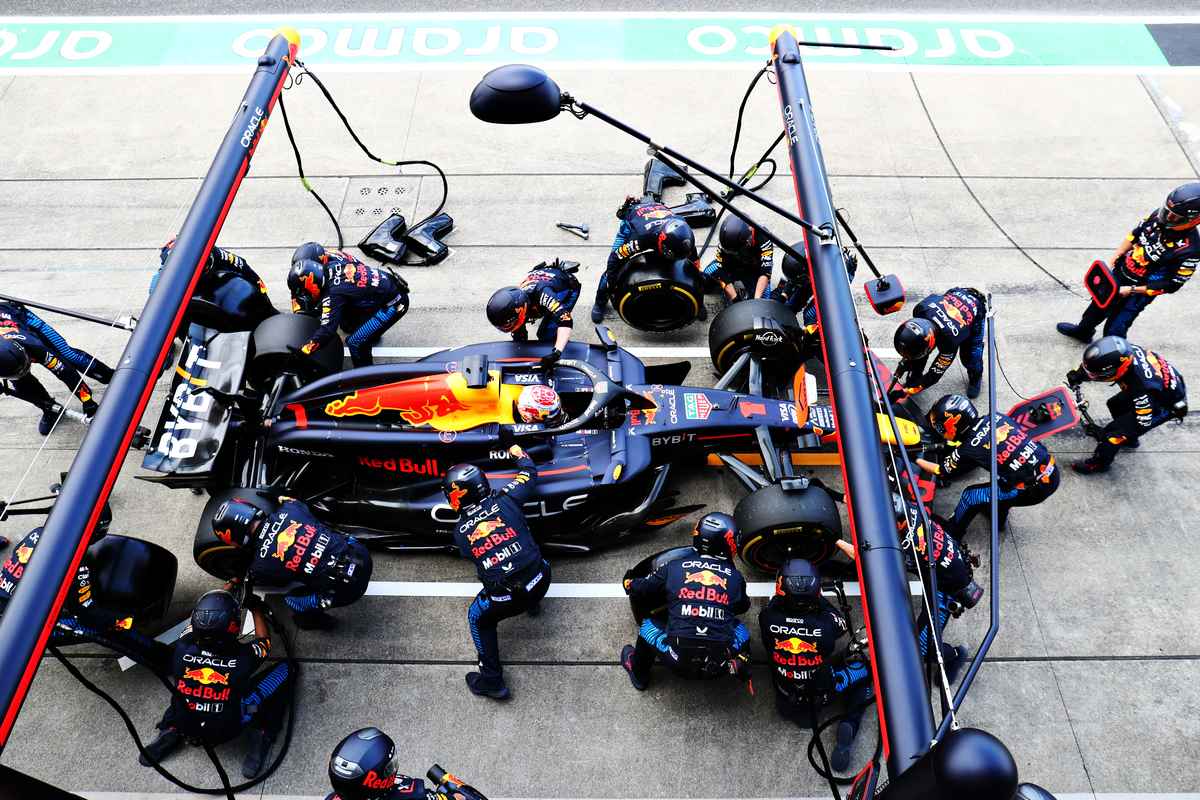 2024年4月7日,F1大獎賽日本站,荷蘭車手韋斯達賓(Max Verstappen)連續三年登頂,墨西哥車手佩雷斯位居第二,兩人助紅牛車隊包攬冠、亞軍。圖為韋斯達賓駕駛紅牛賽車進站換胎瞬間。(Peter Fox/Getty Images)