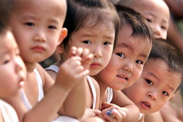 中國人口出生率逐年走低。2019年1月1日，美國威斯康星大學研究員易富賢發佈研究稱，2018年中國人口開始負增長，人口結構不斷老化，經濟和社會活力不斷減弱。（AFP）