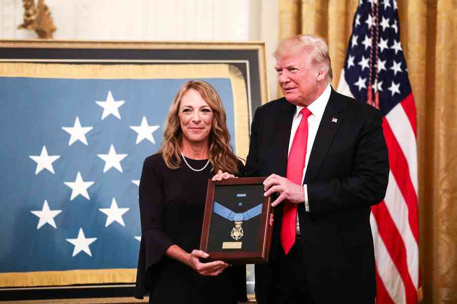 特朗普簽法案 榮譽勳章年金提高逾三倍