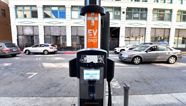2021年5月18日，加州洛杉磯，一名司機經過一個電動汽車充電站。（FREDERIC J. BROWN/AFP via Getty Images）