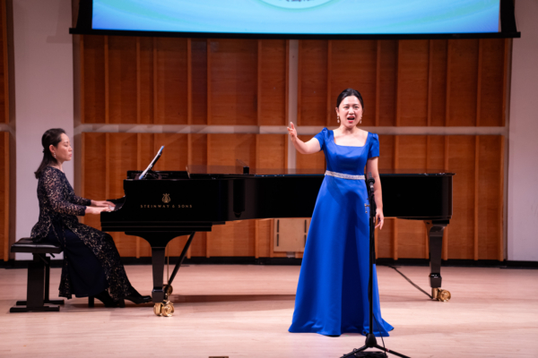 2024年9月21日,在紐約曼哈頓考夫曼音樂中心默金大廳(Merkin Hall of Kaufman Music Center)的舞台上,新唐人進行了第九屆全世界華人美聲聲樂大賽的決賽。(戴兵/大紀元)