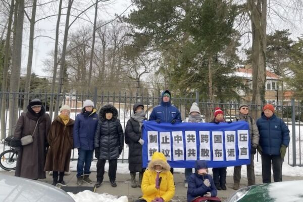 中共干擾神韻丹麥演出 法輪功中使館前抗議