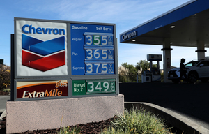 美國人自駕遊開始前 油價衝向每加侖三美元