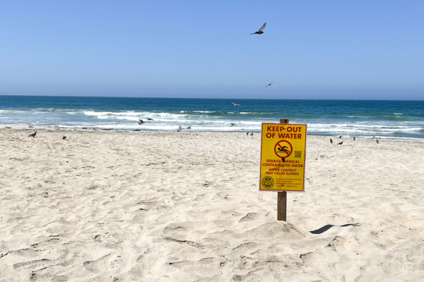 2024年9月3日,聖地牙哥邊境附近的帝王海灘(Imperial Beach)已經因海水污染連續關閉1,000天。沙灘上的牌子寫著「不要接觸海水」。從墨西哥邊境城市順著蒂華納河流過來的未處理的污水造成聖地牙哥海水污染超標。(楊婕/大紀元)