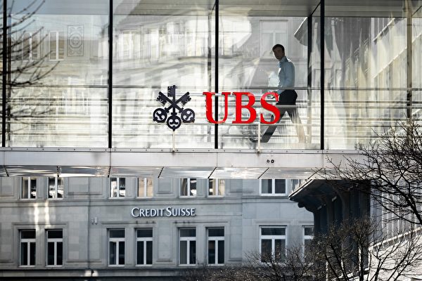 2023年3月20日，瑞銀集團以32.5億美元收購陷入困境的瑞士信貸，未能平息股市的緊張情緒，股價暴跌。（Fabrice Coffrini/AFP via Getty Images）