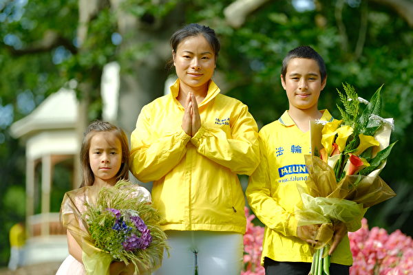 學員Judy Liu帶著她的兩個孩子，也是兩位大法小弟子向師父拜年。祝願慈悲偉大的師父過年好！ （孫浩德／大紀元）