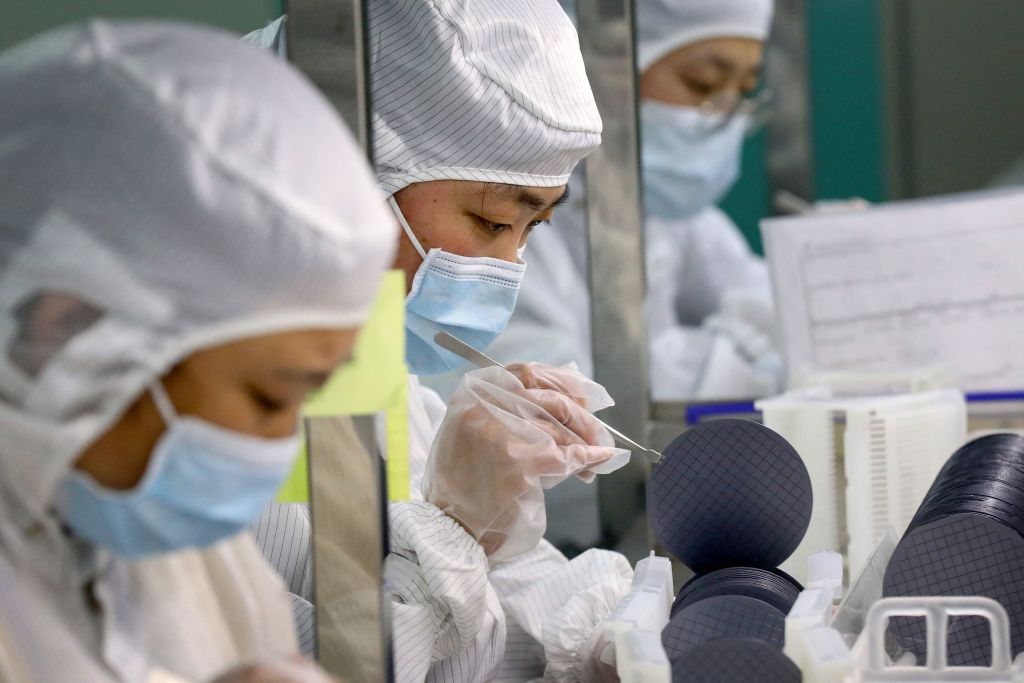 2021年3月17日，江蘇省南通市捷捷微電子股份有限公司的一家工廠，工人們在製造晶片。（STR/AFP via Getty Images）