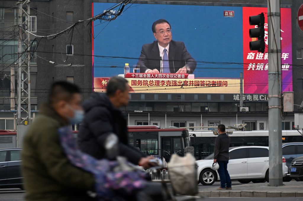 2021年3月11日，北京街頭的一個大屏幕正在播放李克強在中共人大記者會上的畫面。（STR/AFP via Getty Images）