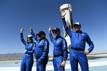 2021年10月13日，藍色起源（Blue Origin）公司的「新謝潑德」（New Shepard）飛行器從太空返回地球后，90歲的夏特納（William Shatner，左二）與其他三名成員出席了新聞發布會。（PATRICK T. FALLON/AFP via Getty Images）