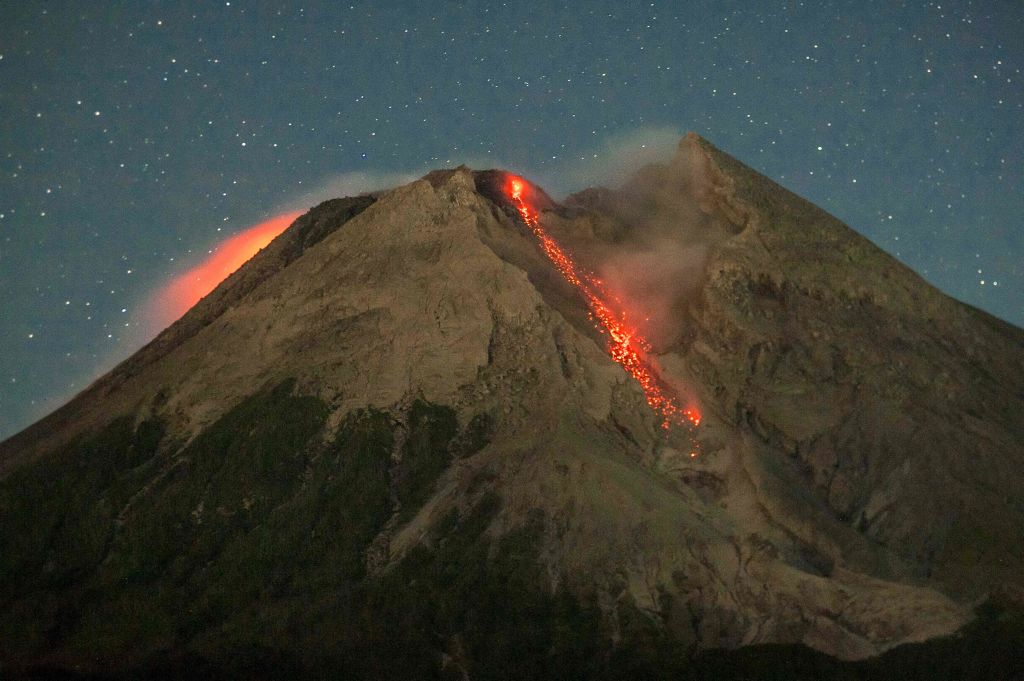 印尼印尼梅拉比火山（Mount Merapi）8月8日爆發。圖為7月6日印尼梅拉比火山釋放的熔岩流。（Photo by AGUNG SUPRIYANTO/AFP via Getty Images）