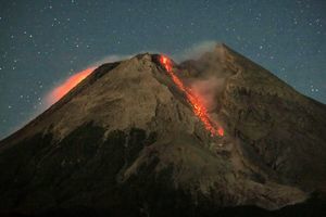 印尼梅拉比火山再度噴發 11年前奪347命