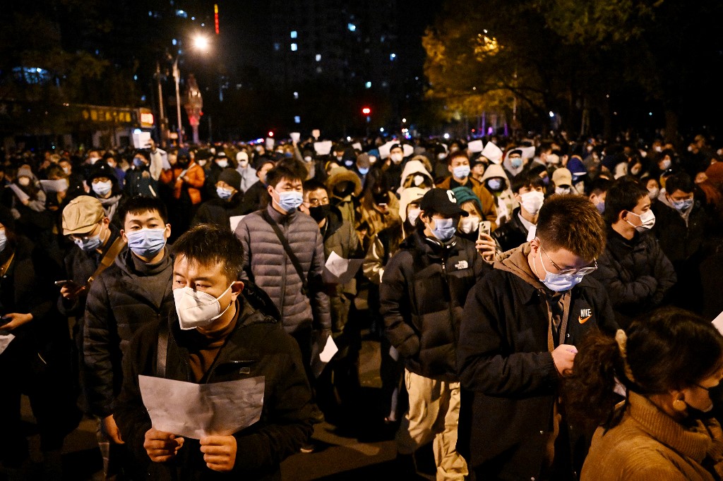圖為11月28日，在首都北京的抗議。(Noel CELIS / AFP)