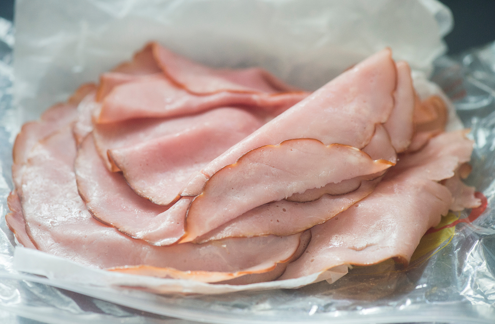 加工肉品會提高罹患腸癌（大腸直腸）和胃癌的風險，例如煙肉、香腸及美式火腿。（Shutterstock）