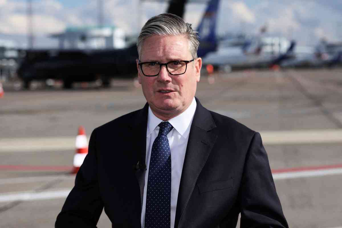 2025年10月2日,英國首相施紀賢(Keir Starmer)在丹麥卡斯特魯普(Kastrup)的哥本哈根機場,就曼徹斯特猶太教堂附近發生的襲擊事件發表聲明。他因該事件提前離開了歐洲政治共同體峰會。(Suzanne Plunkett – WPA Pool/Getty Images)