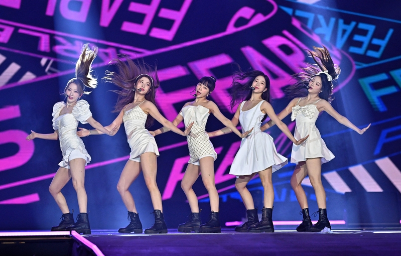 南韓女團LE SSERAFIM於Seoul Festa 2022演出照。（JUNG YEON-JE/AFP via Getty Images）