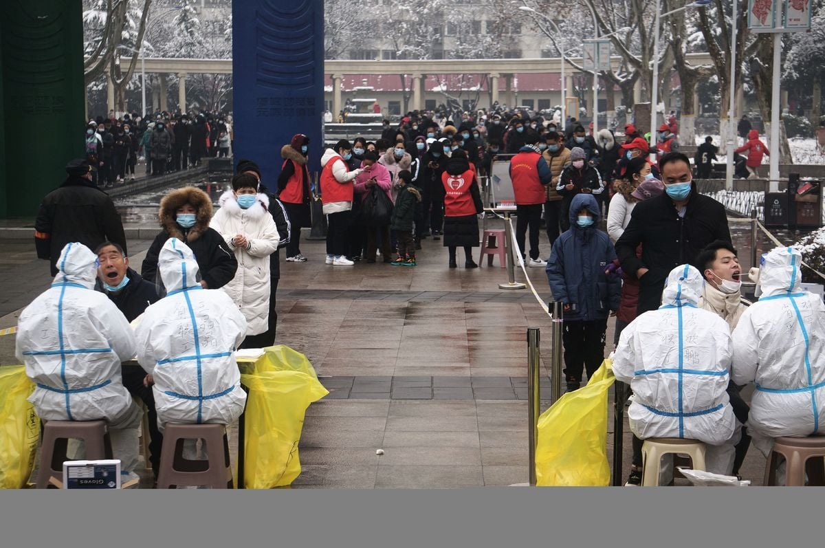 2022年1月5日，河南省鄭州市居民排隊接受Covid-19（冠狀病毒）大規模檢測。（STR/CNS/AFP via Getty Images）