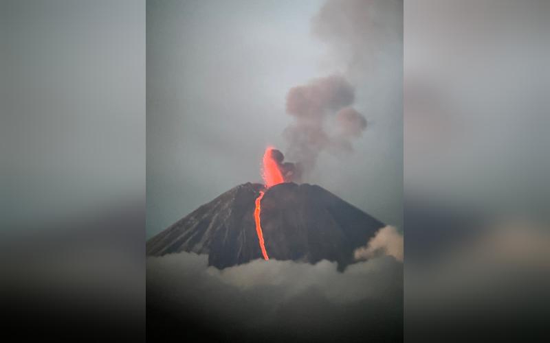 2025年8月4日,歐亞最高活火山——克柳切夫火山(Klyuchevskoy Volcano)在俄羅斯遠東堪察加半島(Kamchatka Peninsula)噴發。(Vladimir Shadrin/UGC/AFP)