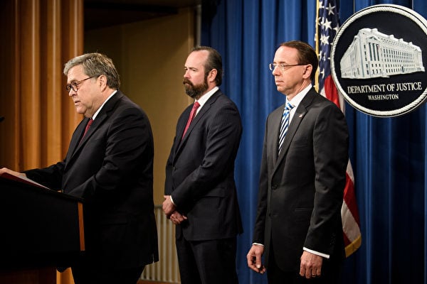 美國司法部的監督機構監察長辦公室(OIG)對前FBI局長科米(James Comey)洩露與特朗普談話的最新調查結論是,科米擅自保留備忘錄違反FBI規定,他的行為給FBI樹立了一個危險的範例。圖為2019年4月18日,司法部部長巴爾(William Barr)向國會和公眾公布「通俄門」調查報告公開版。(Brendan Smialowski/AFP)
