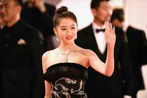 關曉彤微博之夜頒獎 細高鞋跟牢牢卡在舞台上