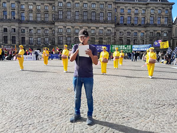 遭受中共非法迫害的廣東異見人士劉飛龍在荷蘭慶祝全球三退人數破四億活動現場發言。（大紀元）