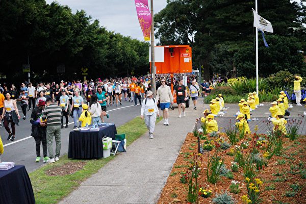 悉尼逾8萬人為慈善長跑 法輪功團體受矚目