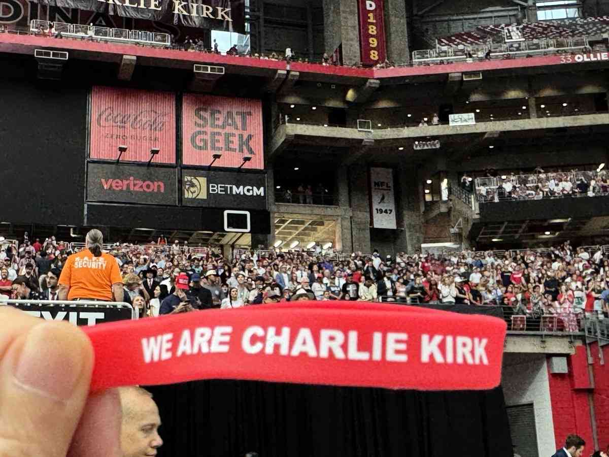 美國政治活動家、保守派組織「Turning Point USA」(TPUSA)創辦人柯克(Charlie Kirk)的追思會,於9月21日在亞利桑那州格蘭岱爾市的州立農場體育館(State Farm Stadium)舉行。開場前,體育館內外聚集了數萬觀眾。(姜琳達/大紀元)