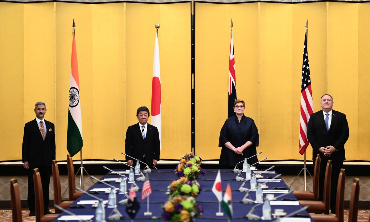 2020年10月6日，日本東京，（由左至右）印度外交部長賈贊卡（Subrahmanyam Jaishankar）、日本外務大臣茂木敏充、澳洲外交部長佩恩（Marise Payne）及美國國務卿蓬佩奧出席四方會談。（CHARLY TRIBALLEAU/POOL/AFP via Getty Images）