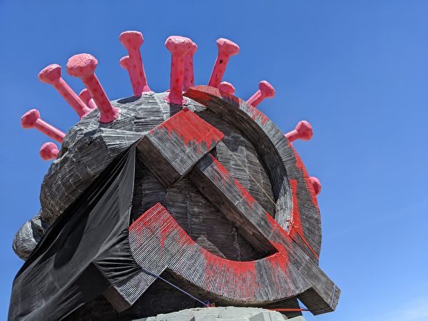 「中共病毒II」雕塑側面是中共黨徽——鐮刀和錘頭。（徐曼沅／大紀元）