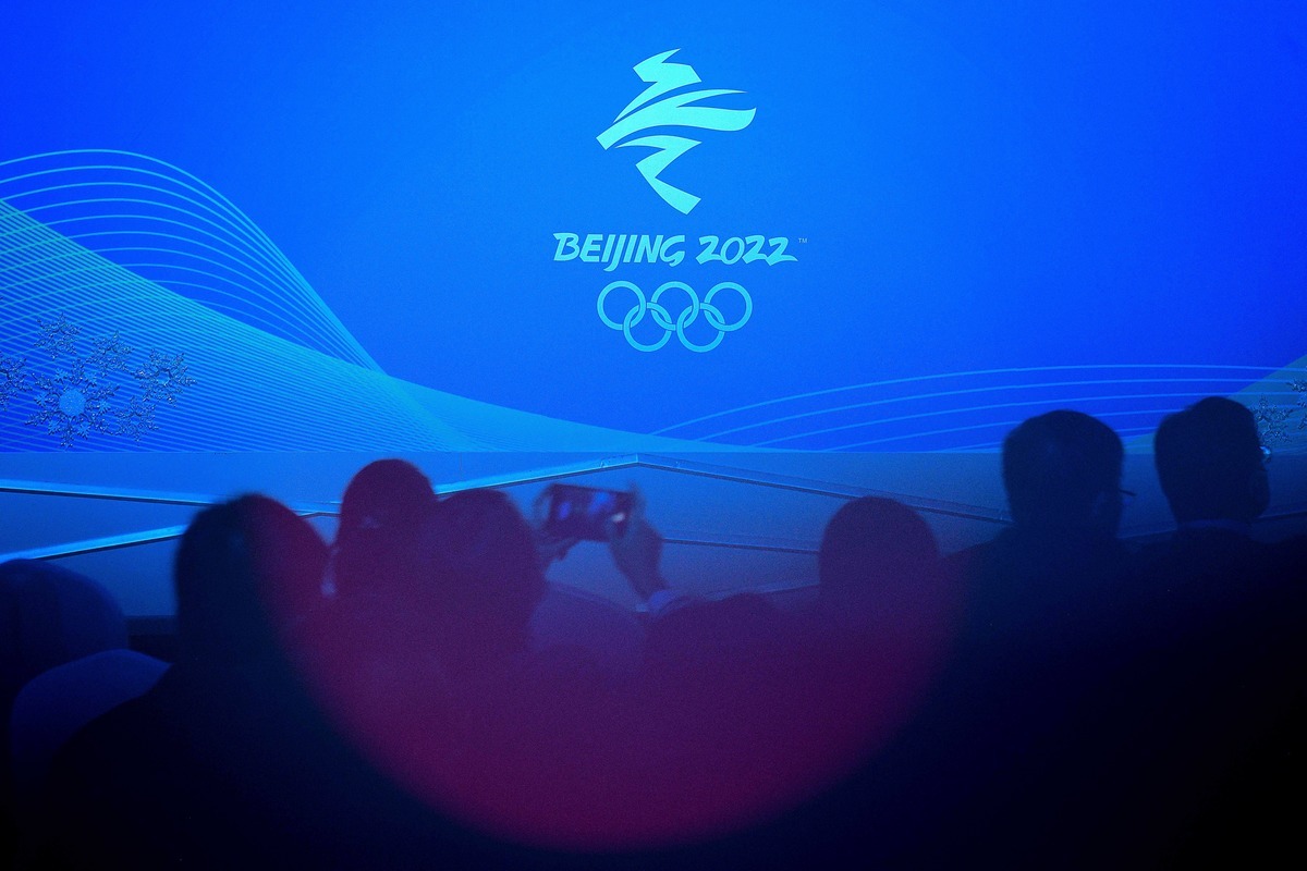 2021年11月24日，北京奧林匹克公園水立方內展示的2022年冬奧會標誌。（WANG ZHAO/AFP via Getty Images）