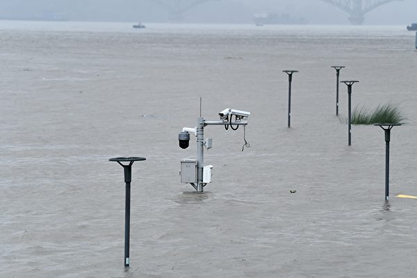 2020年7月19日，在江蘇省東部南京市的長江兩岸被水淹的人行道，水深達數米，路邊的監控鏡頭快被淹沒。（STR/AFP via Getty Images）