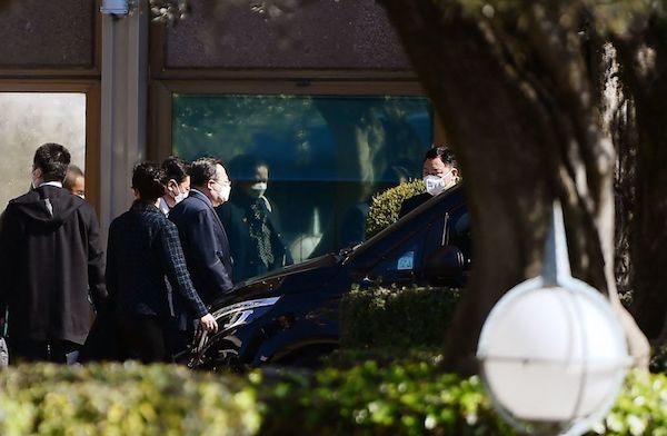 2022年3月14日,白宮國家安全顧問沙利文(Jake Sullivan)與中共高級外交官楊潔篪在羅馬會面。圖為中方代表團離開羅馬的卡瓦利華爾道夫(Cavalieri Waldfor Astoria)酒店。(Filippo Monteforte/AFP via Getty Images)