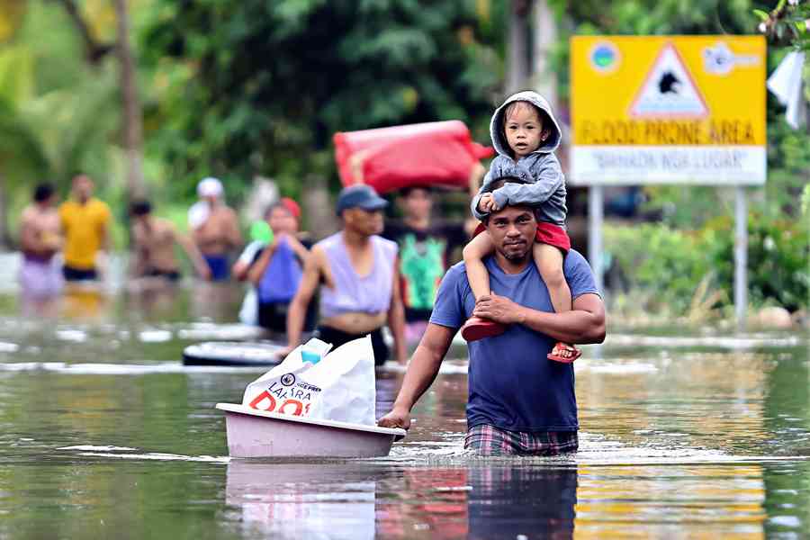 超強颱風鳳凰逼近 菲律賓近百萬人緊急撤離