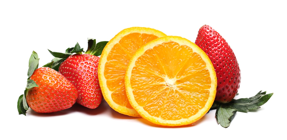士多啤梨、橙子等富含類黃酮的食物有助減緩認知能力下降。（Shutterstock）