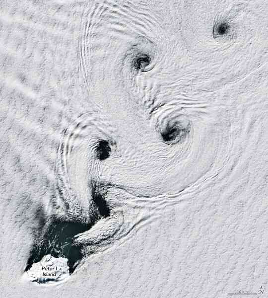 NASA衛星拍到南極上空雲層渦旋 狀如黑洞